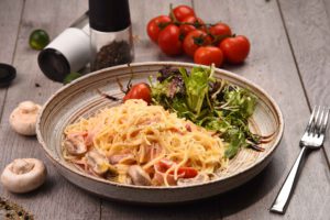 Итальянская паста с тунцом и помидорами